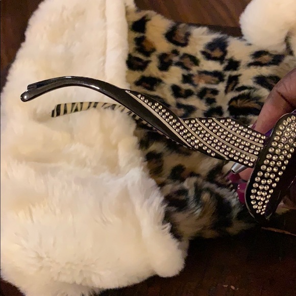 Sun glasses for the woman seen on the wild side. - Picture 4 of 5